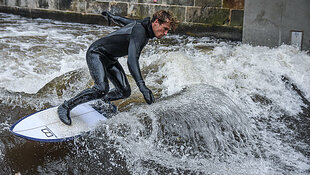 Ein Surfer testet die Leinewelle