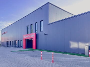 Bauunternehmen Gundlach: Sports & Spa Außenansicht des Sports & Spa in der Südstadt. Das Bauunternehmen Gundlach errichtete dieses Fitnessstudio mit glatter schwarzer Fassade.