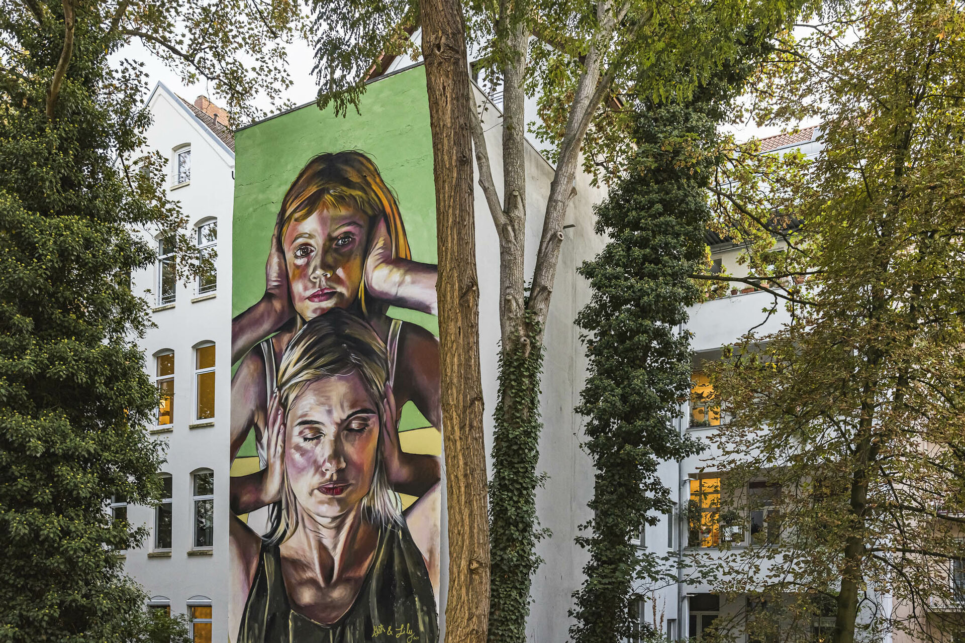 Das Mural von Lily Brick im Hinterhof des Gundlach-Bürohauses. Das Mural von Lily Brick im Hinterhof des Gundlach-Bürohauses.