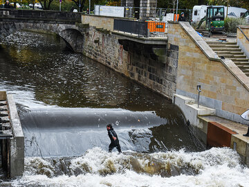 Surfen auf der Leinewelle in Hannover Surfer steht auf der Leinewelle in Hannover.