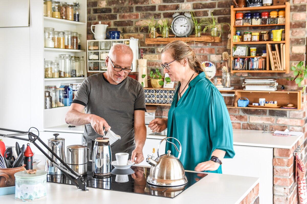 Dorothee Weinlich und Achim Bothmann leben im Recyclinghaus. 
