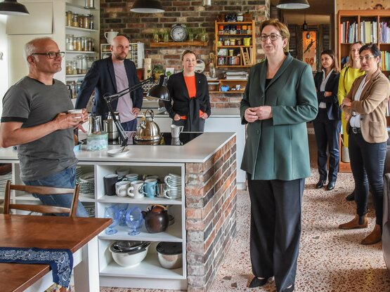 Bundesbauministerin Klara Geywitz in der Wohnküche des Recyclinghauses.