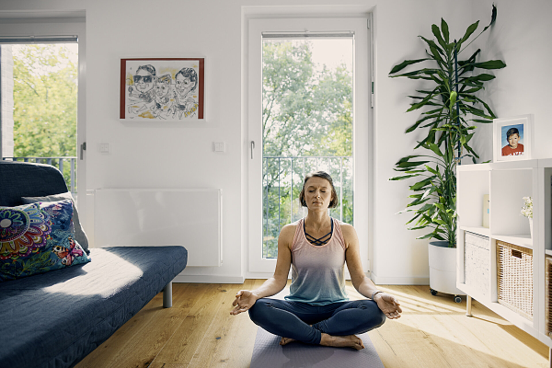 Eine Frau macht Yoga in ihrer Wohnung im Herzkamp. Eine Frau macht Yoga in ihrer Wohnung im Herzkamp.