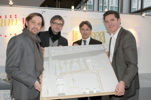 Volker Halbach, Rüdiger Ebel (blauraum architekten), Dirk Streicher (Delta Bau), Lorenz Hansen (Gundlach) mit dem Siegermodell