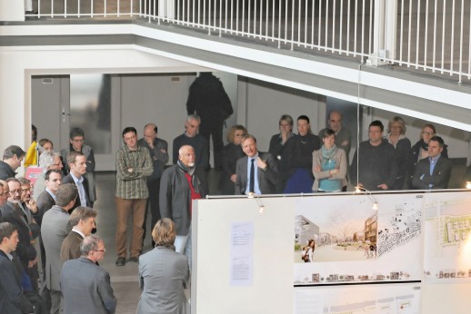 Stadtbaurat Uwe Bodemann eröffnet die Ausstellung und erläutert den Wettbewerb