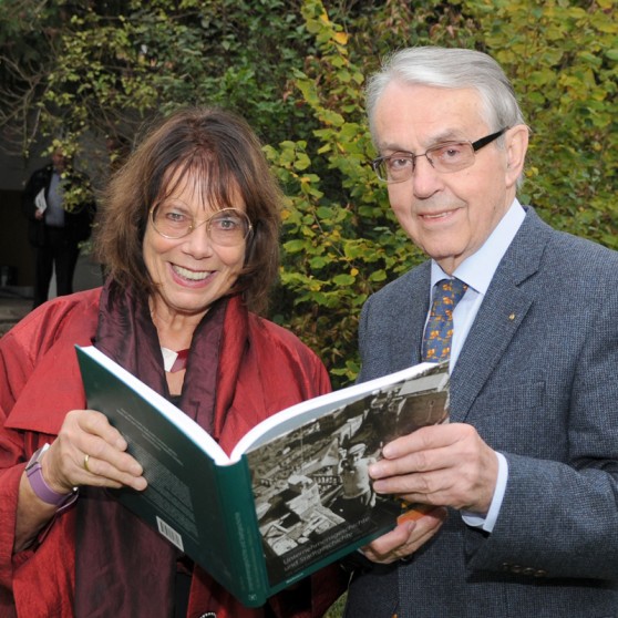 Prof. Ursula Hansen und Klaus Mlynek mit der Gundlach-Chronik Prof. Ursula Hansen und Klaus Mlynek mit der Gundlach-Chronik