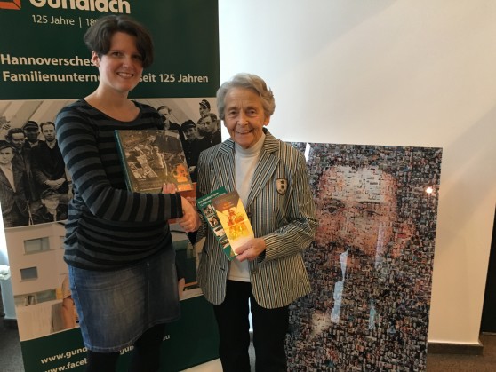 Marketing-Mitarbeiterin Sarah Wagner überreicht Erika Wiehle den Gewinn Marketing-Mitarbeiterin Sarah Wagner überreicht Erika Wiehle den Gewinn