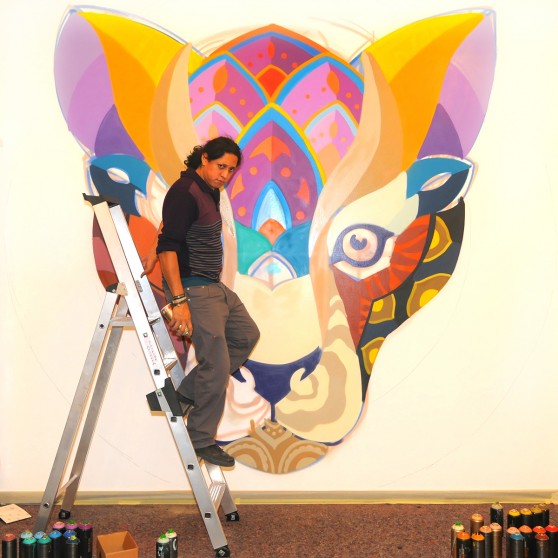 Farid Rueda im Entree der Carl-Hornemann-Straße 2 vor dem "Night Watcher". Die Kraft seiner Motive schöpft er aus den mystischen Traditionen Mexikos und seinem tiefen Farbempfinden.