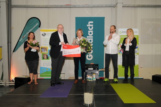 Yoga-Lehrerin Dawn Ullmann, Hans-Jürgen Ziegenbein (Gundlach Stiftung), Bärbel Dütemeyer (Verein für Krebskranke Kinder Hannover e.V.), Sven Koerner und Melanie von Schroeders (sportslodge kaifi).