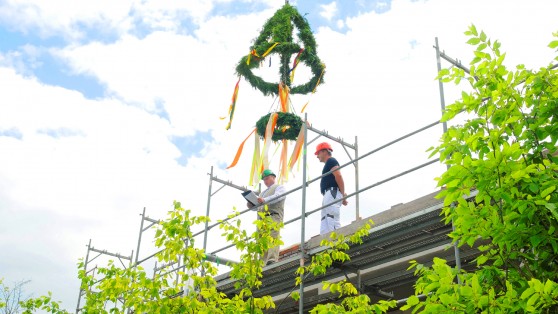 "Wir wollen gratulieren, gerichtet ist das Haus, hat Fenster und hat Türen und sieht gar stattlich aus...", Werkpolier Peter Fabian hält den Richtspruch.