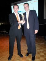 Gundlach Geschäftsführer Lorenz Hansen und Dr. Frank Eretge mit dem Leinestern