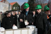 Lorenz Hansen (links) und Dr. Markus Böger (rechts) bei der Grundsteinlegung.