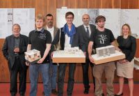 Jury und Preisträger: Prof. Han Slawik, Erik Reichert (2. Platz), Dipl.-Ing. Martin Mohrmann, Julius Krüger (1. Platz), Dipl.-Bau-Ing. Franz-Josef Gerbens (Gundlach), Florian Michaelis (3. Platz), Dipl.-Ing. Corinna Stubendorff (Gundlach)