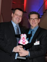 Das Gundlach Geschäftsführungsteam Dr. Frank Eretge und Lorenz Hansen freut sich gemeinsam.