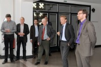 Stadtbaurat Uwe Bodemann (2.v.r.) und Gundlach-Geschäftsführer Lorenz Hansen (rechts) erkläutern die städtebauliche Bedeutung des geplanten Neubaus am Altenbekener Damm