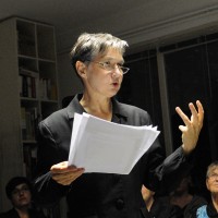 Britta Hoge liest mit Ausdruck