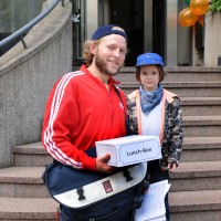 Mit Lunchpaket auf die Suche