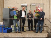 Frank Mittag (l.), Betriebsratsvorsitzender des Gundlach Bauunternehmens/Bauträgers, verleiht Lutz Sohns (r.) die ehrenamtliche Mitgliedschaft im Betriebsrat des Gundlach Bauunternehmens auf Lebenszeit